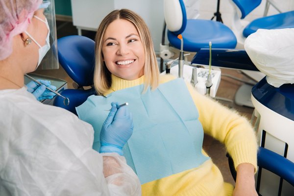 Quelle est l'approche de la clinique dentaire de l'Île Perrot en matière de dentisterie esthétique ?
