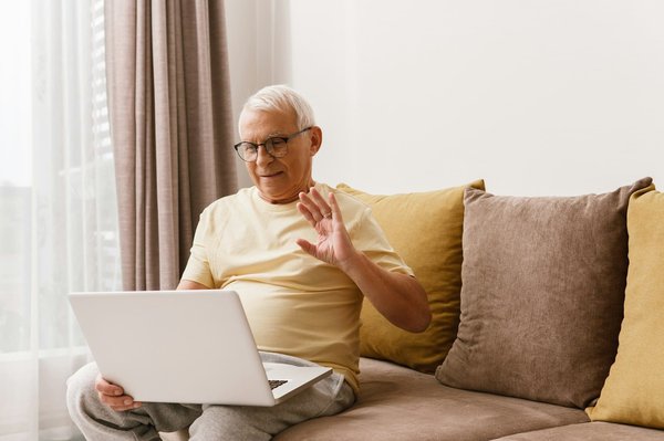 Rencontre senior : pourquoi s'inscrire sur un site spécialisé ?